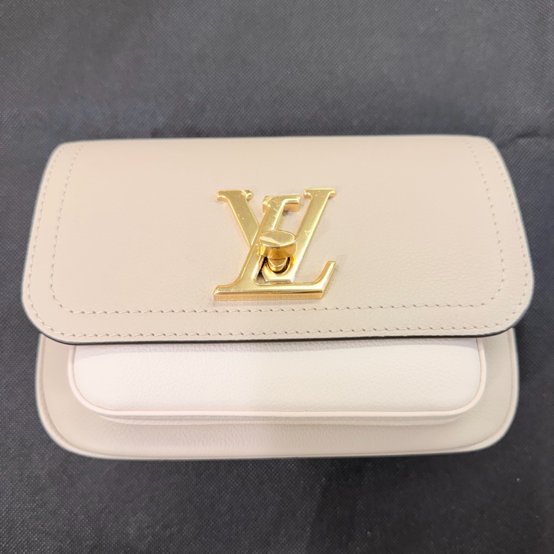 LV灰褐柔白牛皮lockme tender 斜背帶金鏈-5