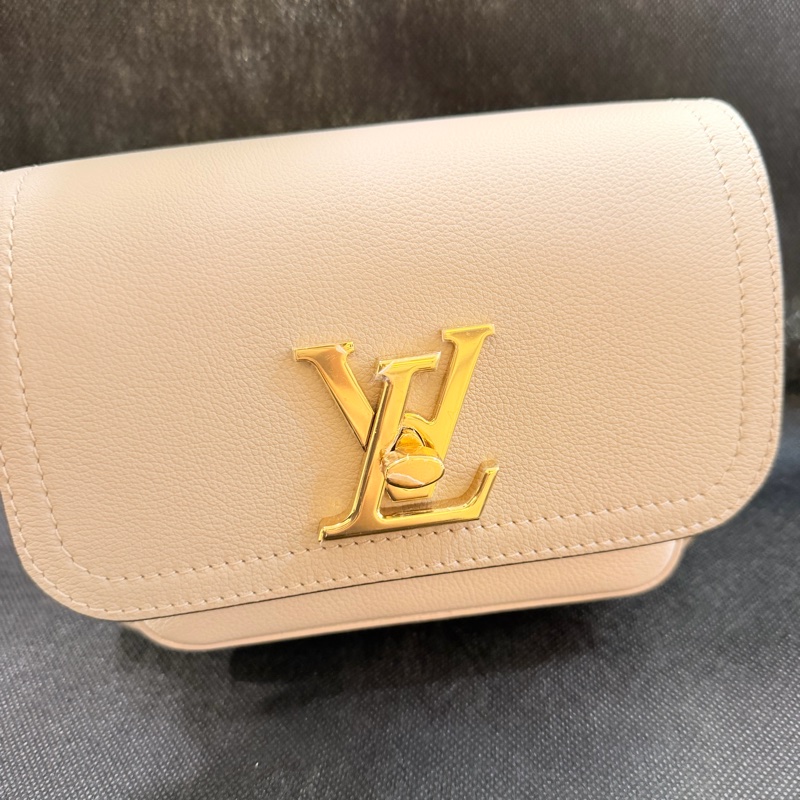LV灰褐柔白牛皮lockme tender 斜背帶金鏈-7