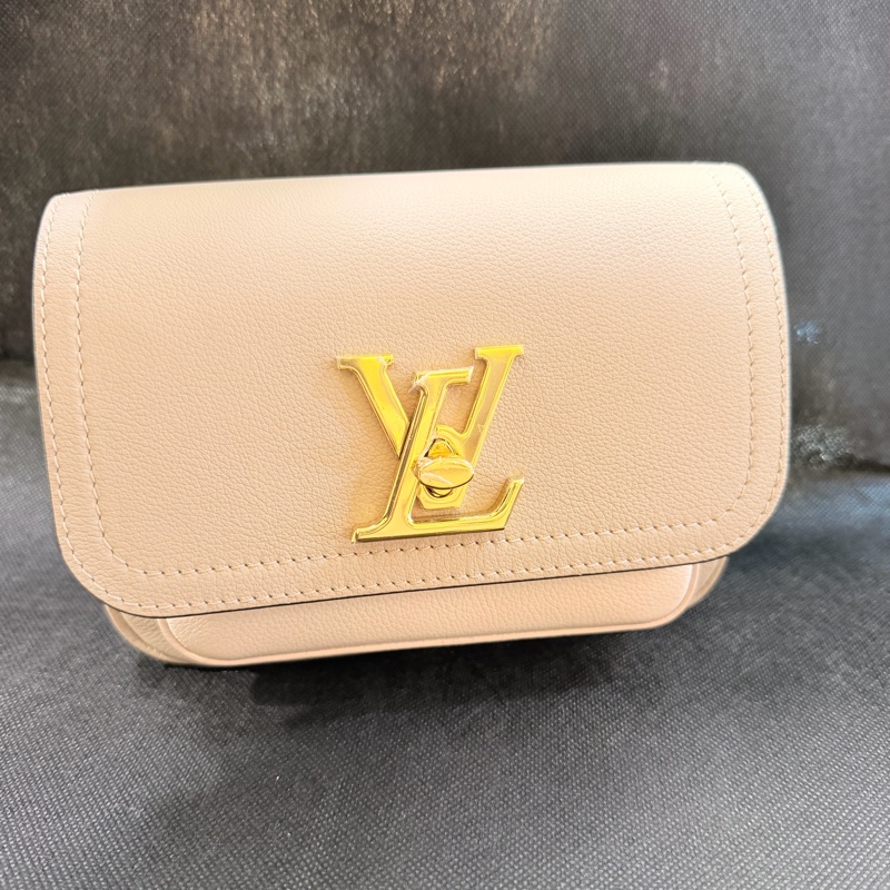LV灰褐柔白牛皮lockme tender 斜背帶金鏈-8
