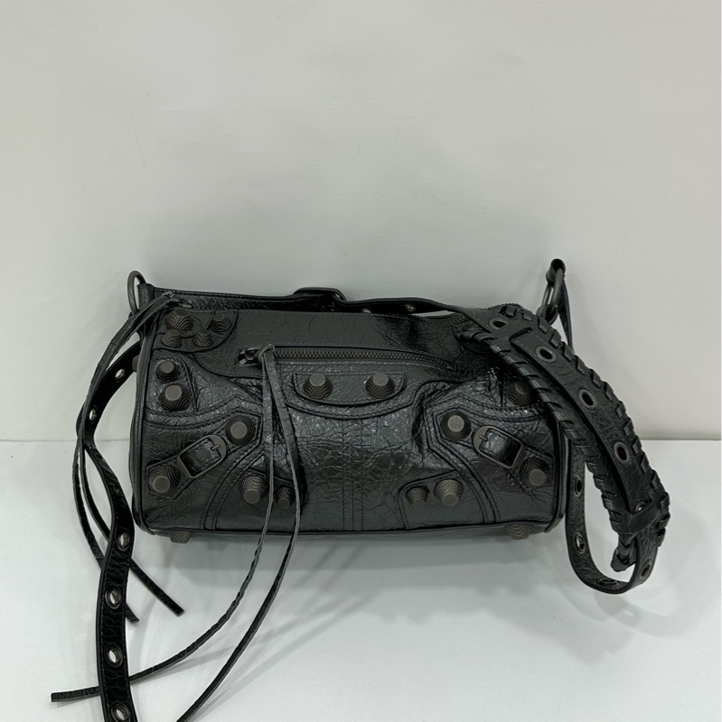 Balenciaga巴黎世家Le cagole 黑色鉚釘圓筒包斜背包-1