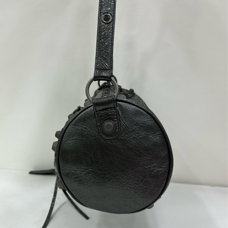 Balenciaga巴黎世家Le cagole 黑色鉚釘圓筒包斜背包-4
