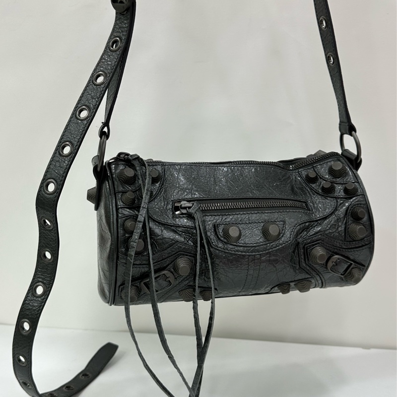 Balenciaga巴黎世家Le cagole 黑色鉚釘圓筒包斜背包-6