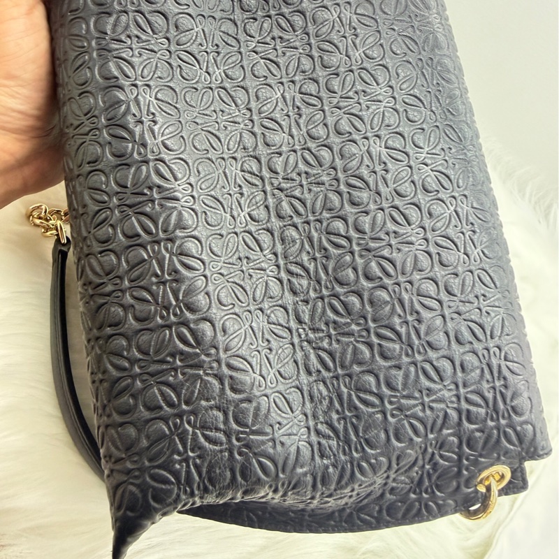 LOEWE 羅意威 黑色鏈條包17年編碼 24*17*10-2