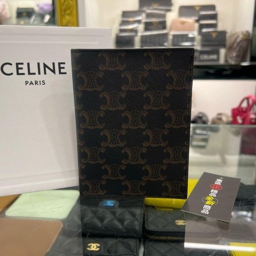 東區正精品㊣CELINE 4G3432AKI TRIOMPHE 全新咖啡色凱旋門PVC護照夾護照套 RZ6445-0
