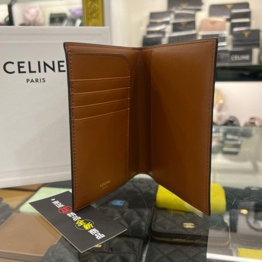 東區正精品㊣CELINE 4G3432AKI TRIOMPHE 全新咖啡色凱旋門PVC護照夾護照套 RZ6445-1