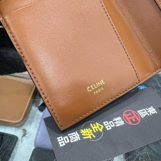 東區正精品㊣CELINE 4G3432AKI TRIOMPHE 全新咖啡色凱旋門PVC護照夾護照套 RZ6445-3
