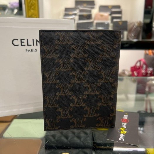 東區正精品㊣CELINE 4G3432AKI TRIOMPHE 全新咖啡色凱旋門PVC護照夾護照套 RZ6445-7