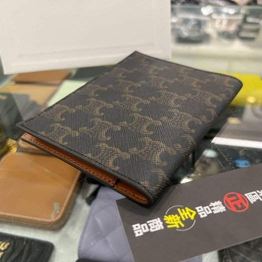 東區正精品㊣CELINE 4G3432AKI TRIOMPHE 全新咖啡色凱旋門PVC護照夾護照套 RZ6445-9