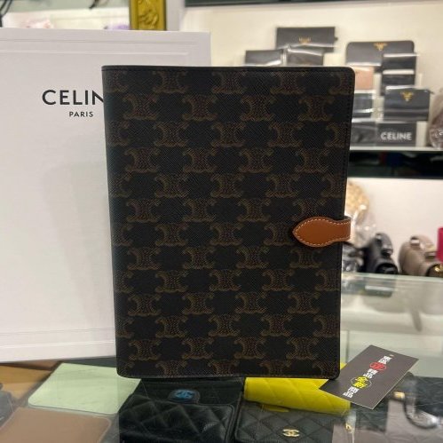 東區正精品㊣CELINE 4G2222AHD TRIOMPHE 全新咖啡色凱旋門PVC筆記本中號 附原廠內頁 RZ6446-0