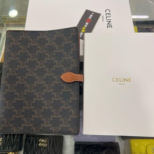 東區正精品㊣CELINE 4G2222AHD TRIOMPHE 全新咖啡色凱旋門PVC筆記本中號 附原廠內頁 RZ6446-1