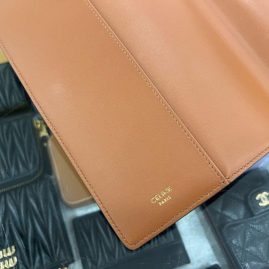 東區正精品㊣CELINE 4G2222AHD TRIOMPHE 全新咖啡色凱旋門PVC筆記本中號 附原廠內頁 RZ6446-3