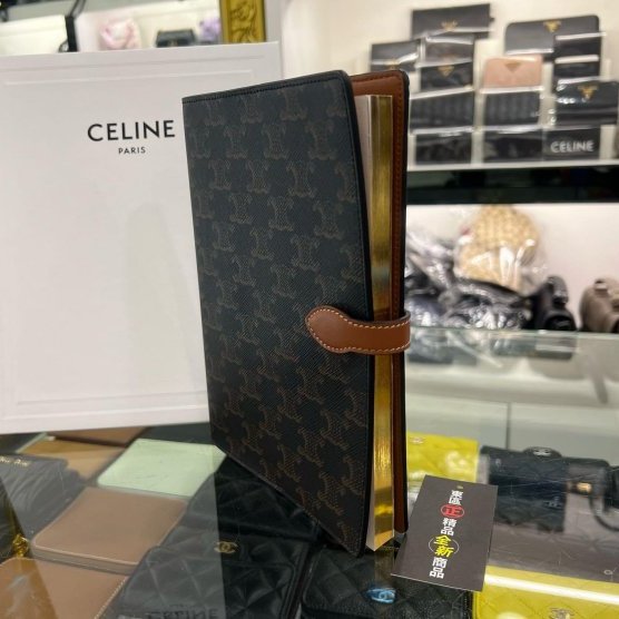東區正精品㊣CELINE 4G2222AHD TRIOMPHE 全新咖啡色凱旋門PVC筆記本中號 附原廠內頁 RZ6446-6