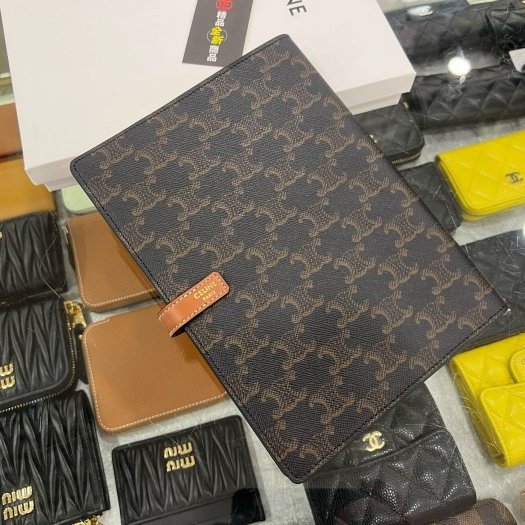 東區正精品㊣CELINE 4G2222AHD TRIOMPHE 全新咖啡色凱旋門PVC筆記本中號 附原廠內頁 RZ6446-7