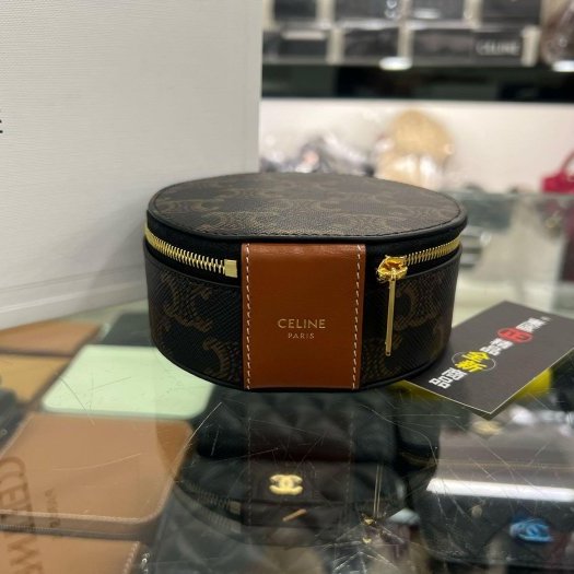 東區正精品㊣CELINE 4M1502CZJ TRIOMPHE 全新咖啡色凱旋門PVC圓形拉鍊首飾盒珠寶盒 RZ6447-0