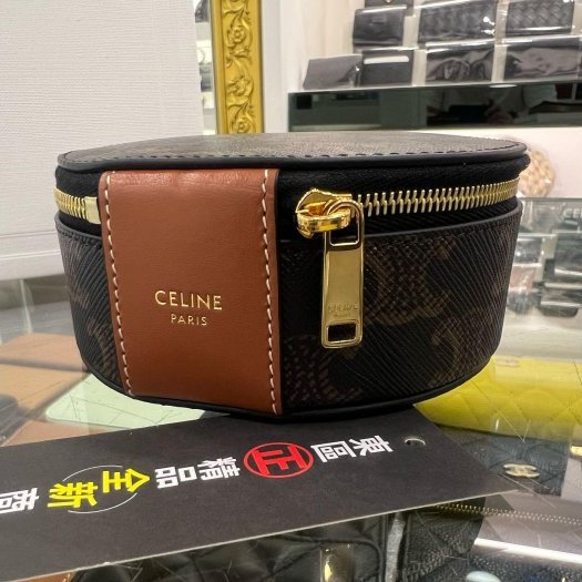 東區正精品㊣CELINE 4M1502CZJ TRIOMPHE 全新咖啡色凱旋門PVC圓形拉鍊首飾盒珠寶盒 RZ6447-1