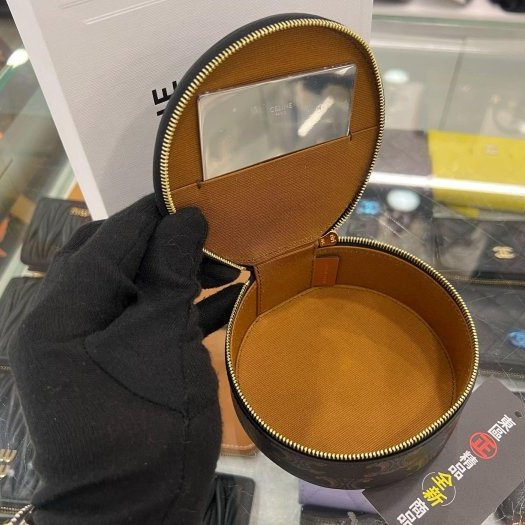 東區正精品㊣CELINE 4M1502CZJ TRIOMPHE 全新咖啡色凱旋門PVC圓形拉鍊首飾盒珠寶盒 RZ6447-2