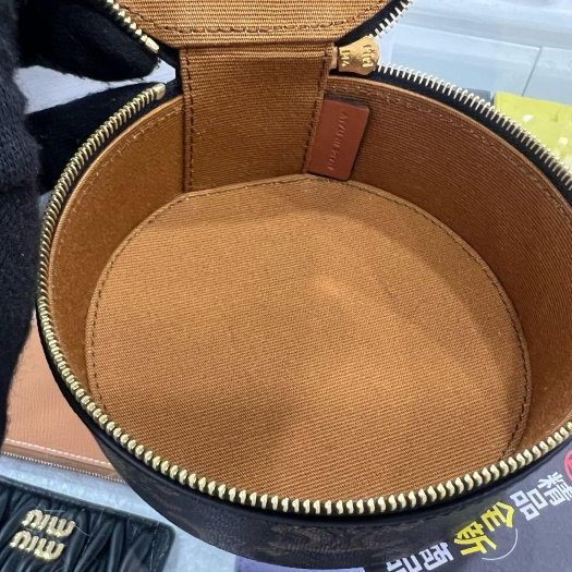 東區正精品㊣CELINE 4M1502CZJ TRIOMPHE 全新咖啡色凱旋門PVC圓形拉鍊首飾盒珠寶盒 RZ6447-3