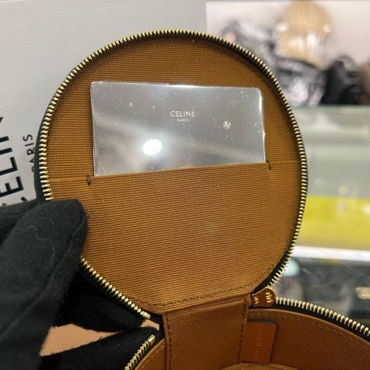 東區正精品㊣CELINE 4M1502CZJ TRIOMPHE 全新咖啡色凱旋門PVC圓形拉鍊首飾盒珠寶盒 RZ6447-4