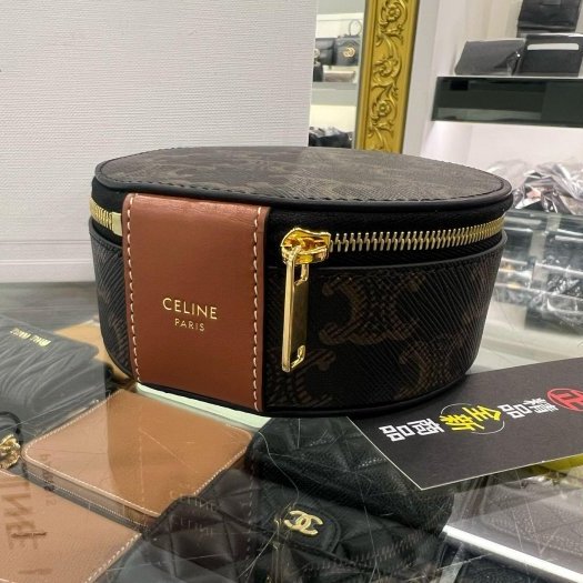 東區正精品㊣CELINE 4M1502CZJ TRIOMPHE 全新咖啡色凱旋門PVC圓形拉鍊首飾盒珠寶盒 RZ6447-6