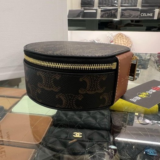 東區正精品㊣CELINE 4M1502CZJ TRIOMPHE 全新咖啡色凱旋門PVC圓形拉鍊首飾盒珠寶盒 RZ6447-7