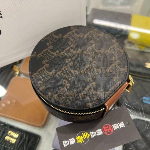東區正精品㊣CELINE 4M1502CZJ TRIOMPHE 全新咖啡色凱旋門PVC圓形拉鍊首飾盒珠寶盒 RZ6447-8