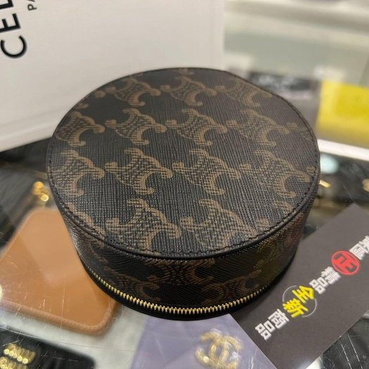 東區正精品㊣CELINE 4M1502CZJ TRIOMPHE 全新咖啡色凱旋門PVC圓形拉鍊首飾盒珠寶盒 RZ6447-9