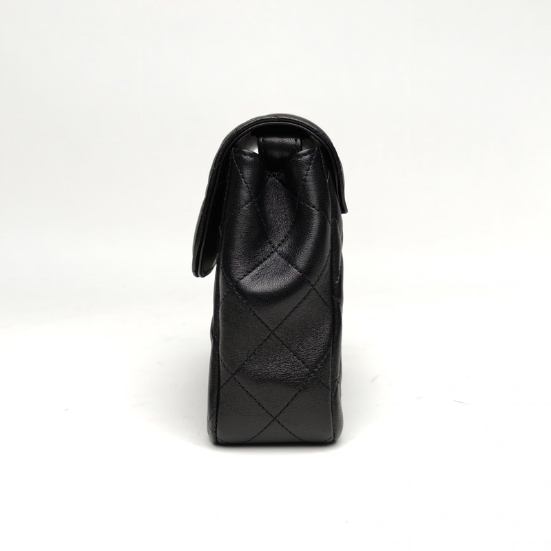 CHANEL 黑色羊皮鐳射標金扣25A羊皮小方包單肩包-1