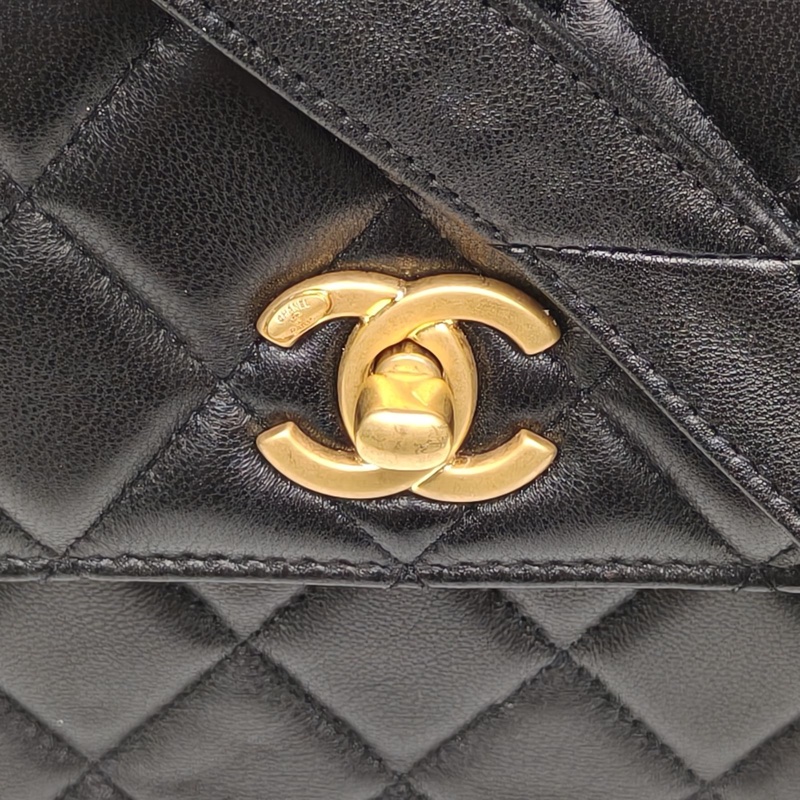 CHANEL 黑色羊皮鐳射標金扣25A羊皮小方包單肩包-4