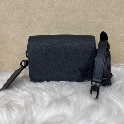 LV 黑牛皮黑釦下蓋斜背包M82085