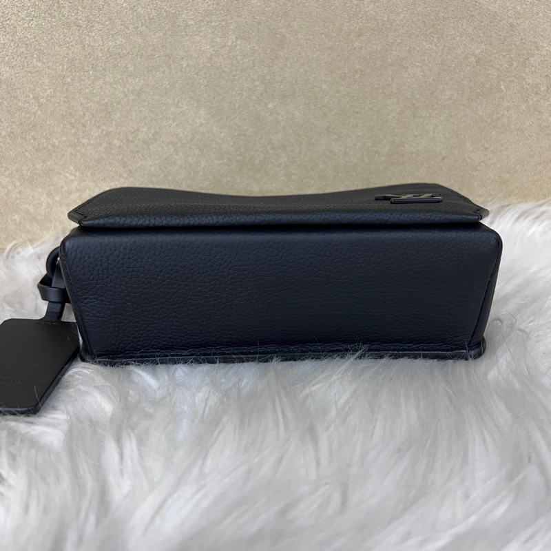 LV 黑牛皮黑釦下蓋斜背包M82085-2