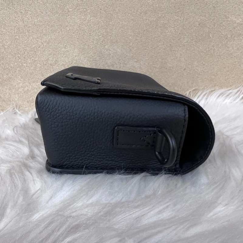 LV 黑牛皮黑釦下蓋斜背包M82085-3
