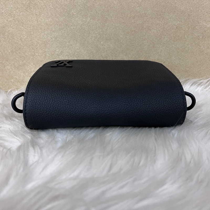 LV 黑牛皮黑釦下蓋斜背包M82085-4