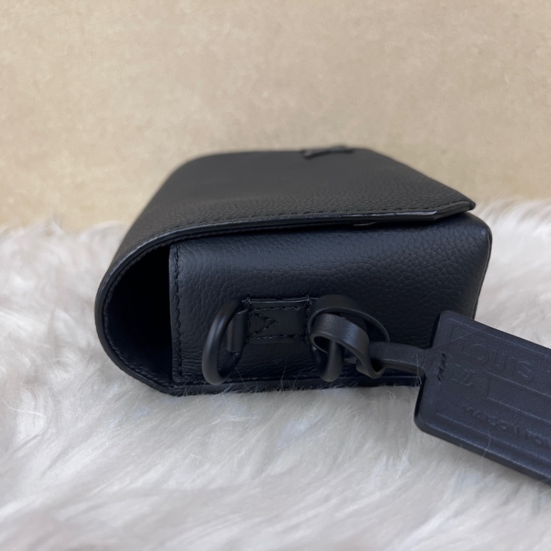 LV 黑牛皮黑釦下蓋斜背包M82085-5