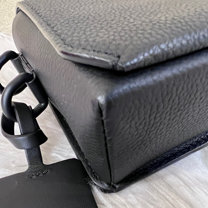 LV 黑牛皮黑釦下蓋斜背包M82085-7