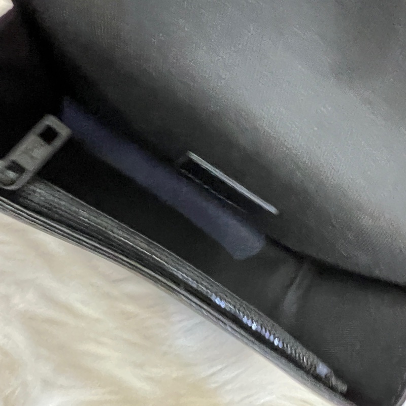 LV 黑牛皮黑釦下蓋斜背包M82085-10