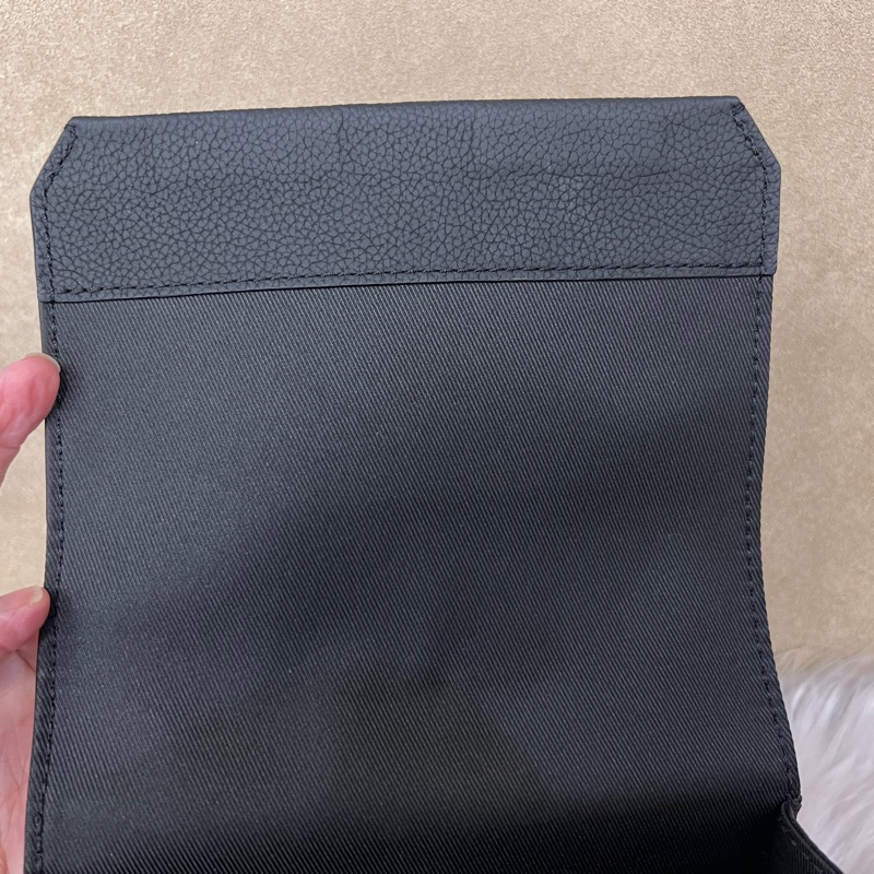 LV 黑牛皮黑釦下蓋斜背包M82085-11