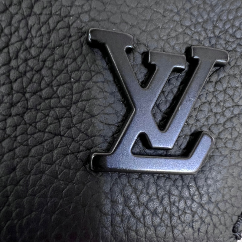 LV 黑牛皮黑釦下蓋斜背包M82085-12