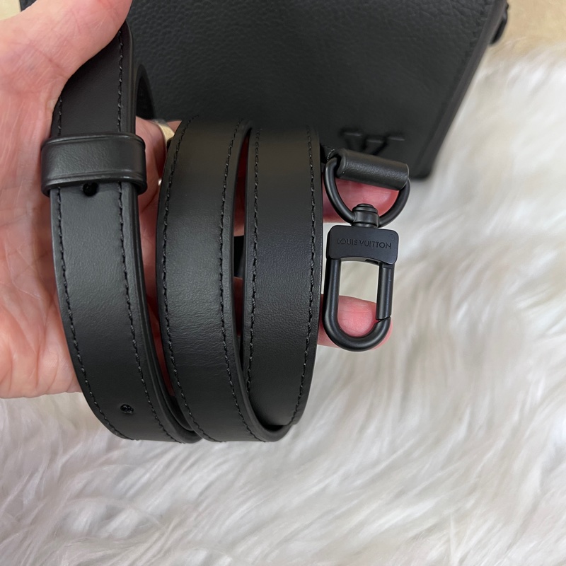 LV 黑牛皮黑釦下蓋斜背包M82085-15