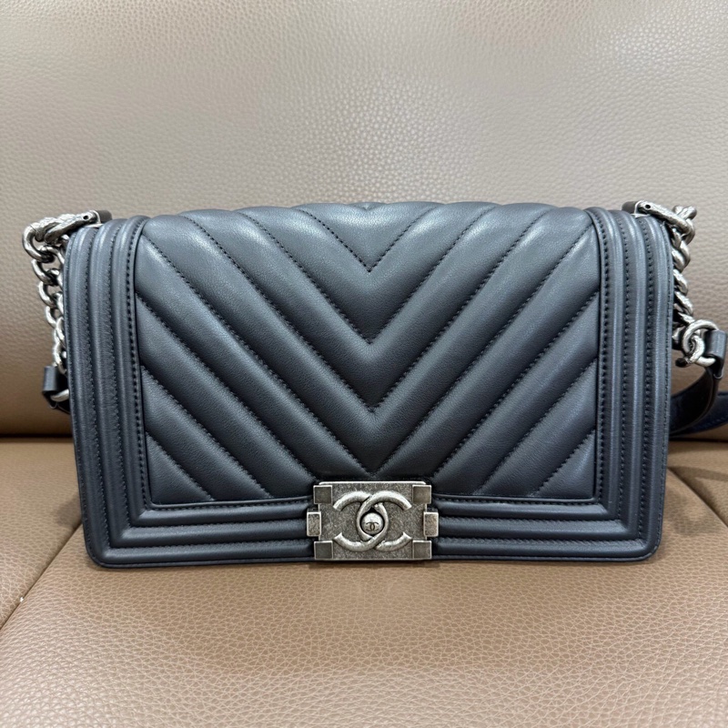 CHANEL香奈兒黑色中號 V紋 leboy 牛皮-0