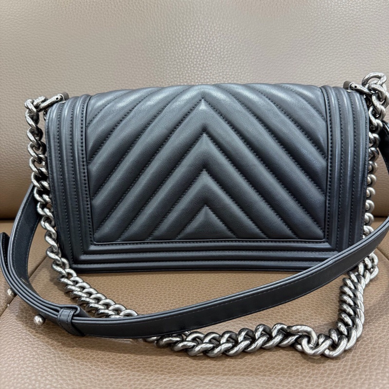 CHANEL香奈兒黑色中號 V紋 leboy 牛皮-1