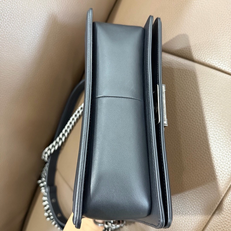 CHANEL香奈兒黑色中號 V紋 leboy 牛皮-2