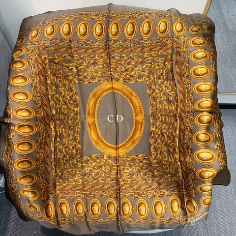 DIOR金色鎖鏈圓牌圖案絲巾XB950