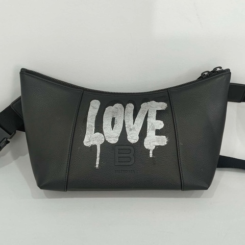 Balenciaga巴黎世家  love塗鴉單肩包。 男女同款