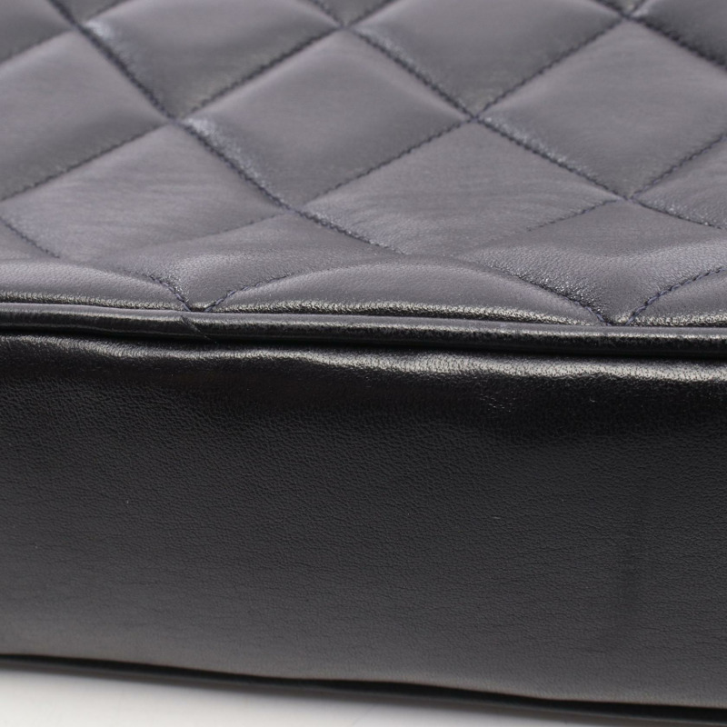 香奈兒 (CHANEL) Matelasse Turnlock Tote 手提包，羊皮材質，海軍藍，金五金，二手 CC-17