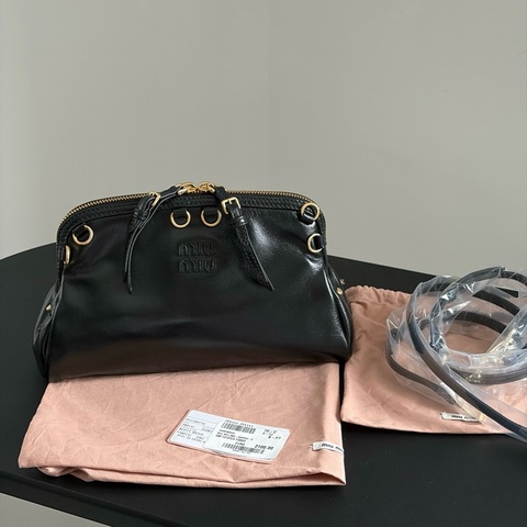 ✨99新 MIU MIU繆繆 可拆卸皮革肩帶 金色五金 拉鍊開合 小牛皮 單肩包斜挎包手拿包手提包 小號 黑色❤️正品