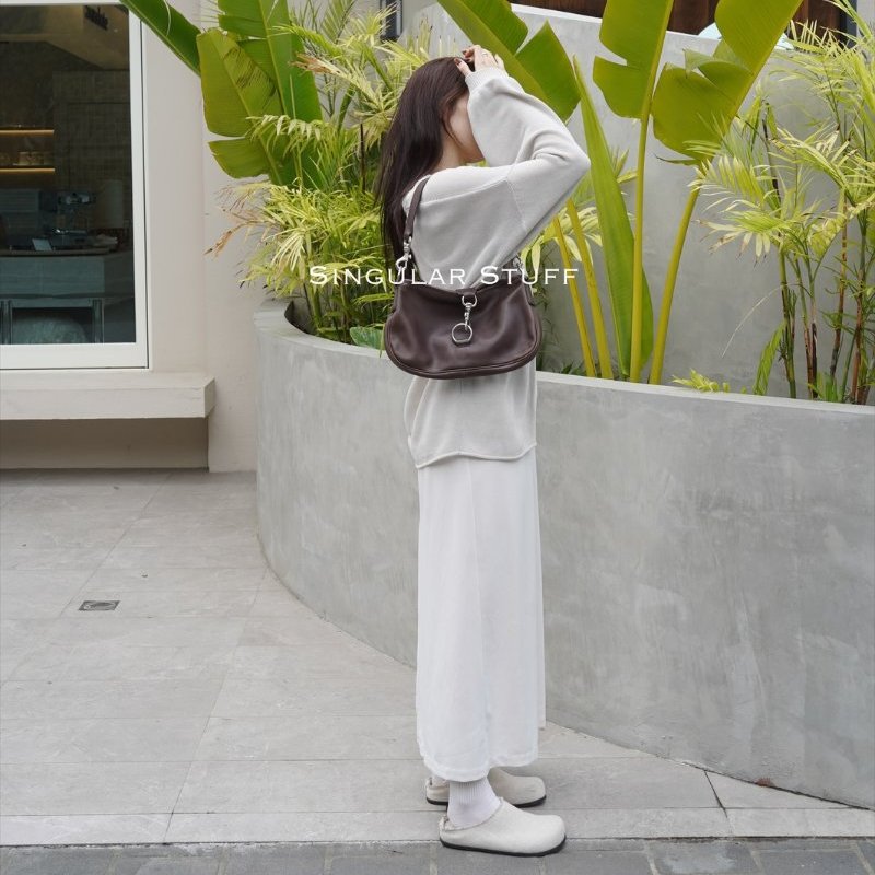 Miu Miu 咖啡色馬蹄釦腋下包-2