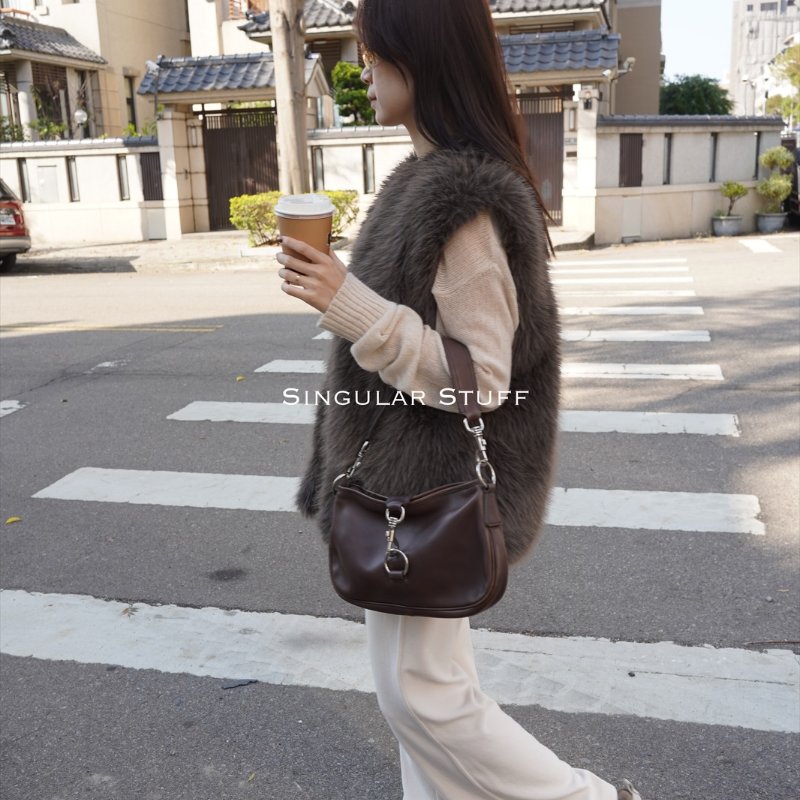Miu Miu 咖啡色馬蹄釦腋下包-4