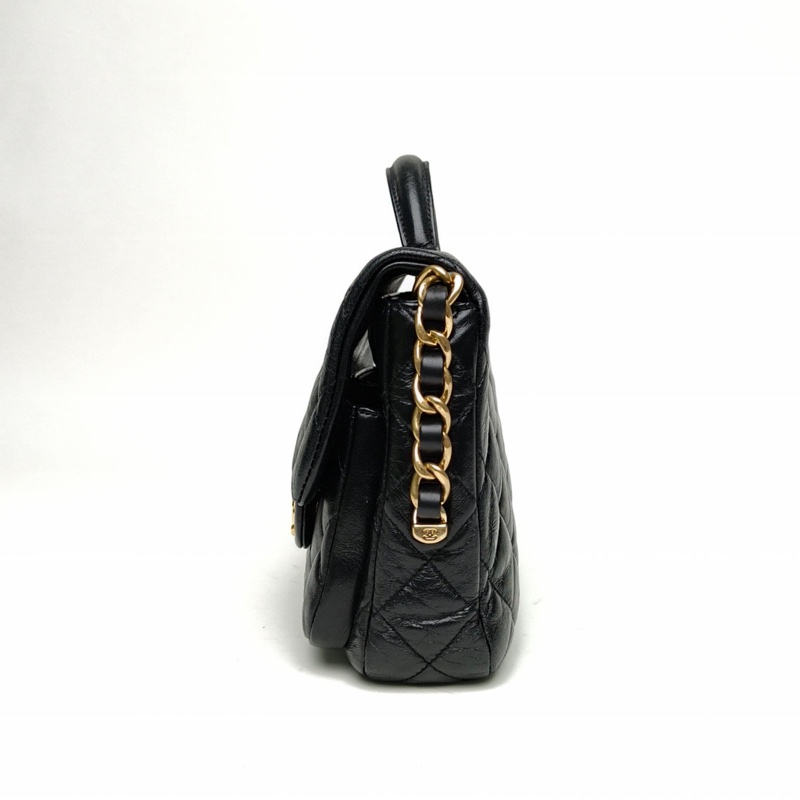 CHANEL 24A雙口袋手柄郵差包黑色羊皮晶片金扣肩背包-1