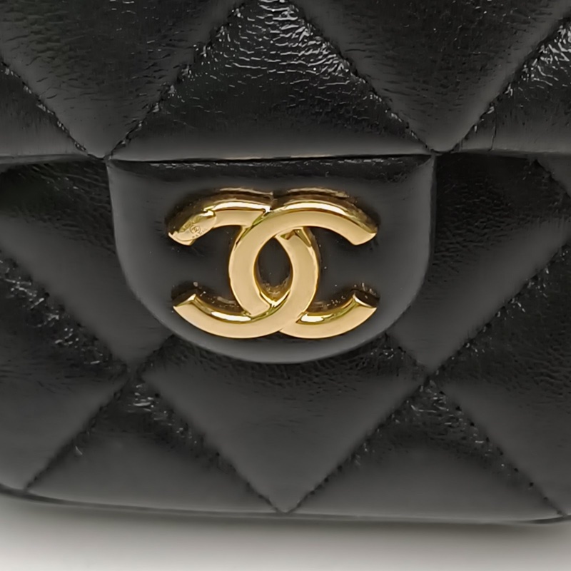 CHANEL 24A雙口袋手柄郵差包黑色羊皮晶片金扣肩背包-4