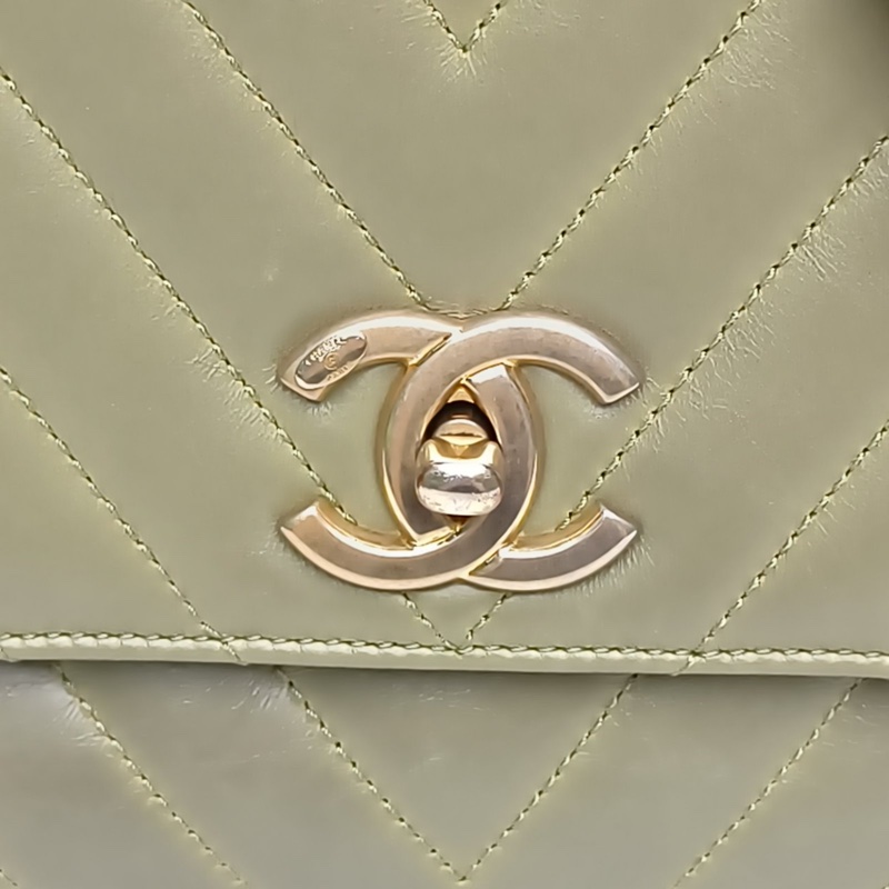 CHANEL CocoHandle中號綠色牛皮25開金扣V紋肩背包-4